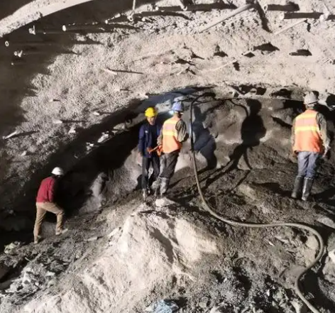 贵南拱顶带模注浆料的施工流程及注意事项